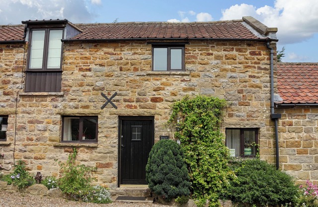 HAYLOFT COTTAGE, pet friendly, with a garden in Staintondale