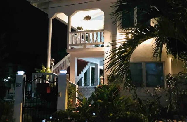 HCeas Apt is 5 mins from the airport Crown point and Pigeon Point beach