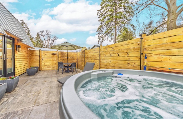 Hear the waves of Lake MI from Hot Tub - Perfect for a Cozy Getaway!