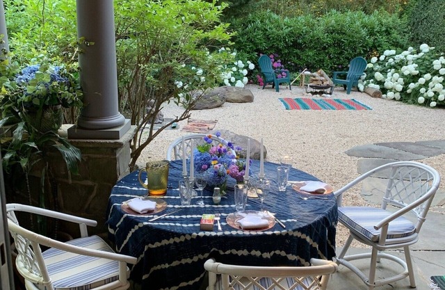 Heart EH Village,Walk to all, pool, gated/Zen garden Beautiful expansive cottage