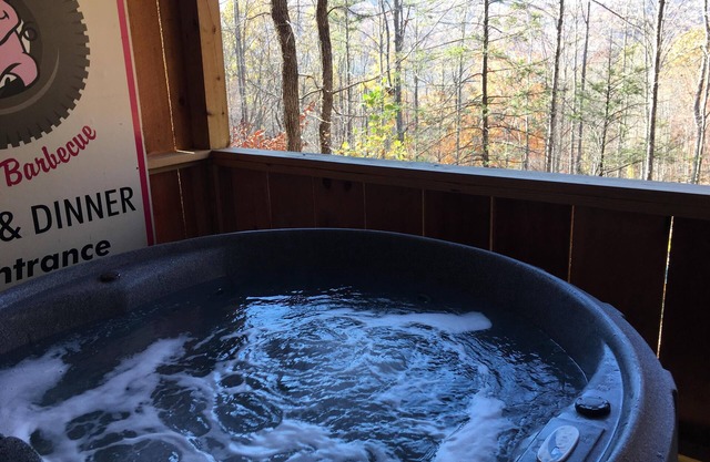 Heart Haven - Hot Tub, Fireplace, Romantic,25 minutes to Downtown,WiFi, Pets