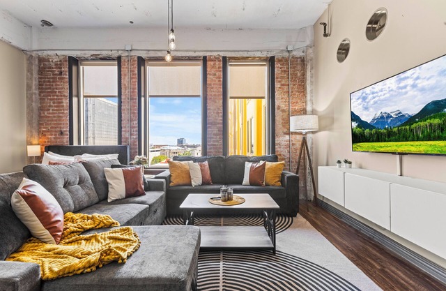 Heart of Downtown Dallas: 2BR 2BA Getaway