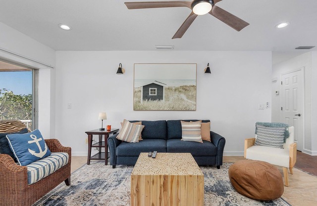 Heart of Downtown/Quick drive to beach, boat dock-Canalfront+Heated Pool+Tikihut