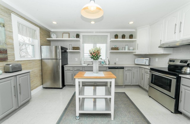 HEART of downtown! Walk to beach, shops, restaurants & steps to the harbor!
