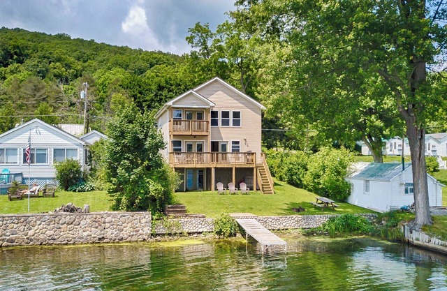 Heart of Honeoye: A Modern Honeoye Lakefront Getaway!