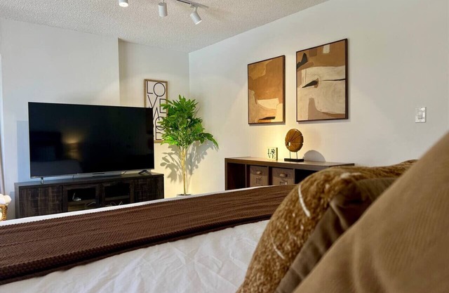 Heart of Honolulu Hideaway + Free Parking