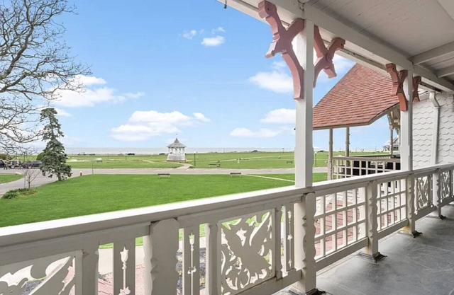 Heart of Oak Bluffs, No Car Needed! Ocean Views, Walk to Everywhere!