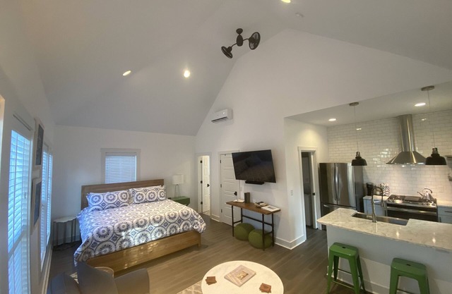 Heart of the Historic District-Carriage House at 12 Lawrence