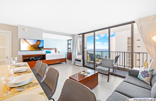 Heart of Waikiki: Ocean View Condo w/Free Parking