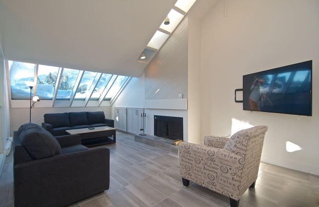 Hearthstone Lodge - Hot tub - Village location - One bedroom loft