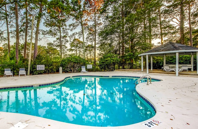 Heartwarming condo w/pool, balcony, TV, & W/D-snowbird-friendly