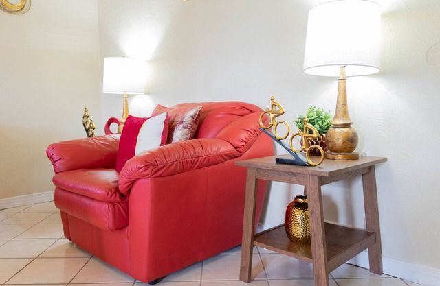 Heartwarming with pizzazz, located minutes from most attractions in Tampa.