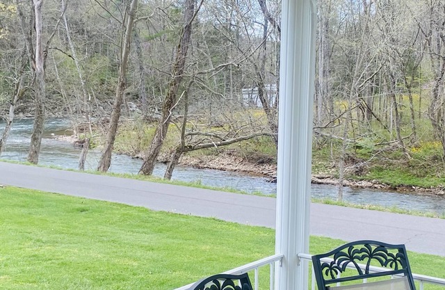 Heartwood Farm Cottage on the Virginia Creeper Trail and The Holston River