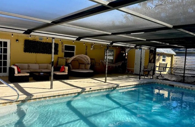 Heated pool, 2 king beds, bunk beds near Lido Key