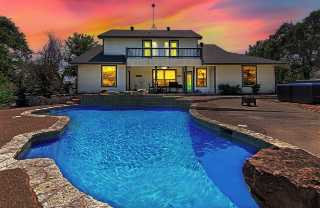 Heated Pool, Hot tub, 19 beds, Pickleball, 2 Game Rooms, Arcades