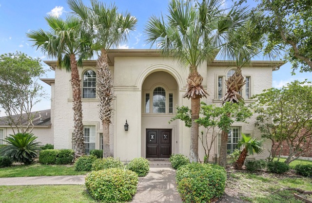 Heated Pool + Hot Tub + 7 BR + 3 Kings + 20 min Beach + DT + BBQ + Pool Table