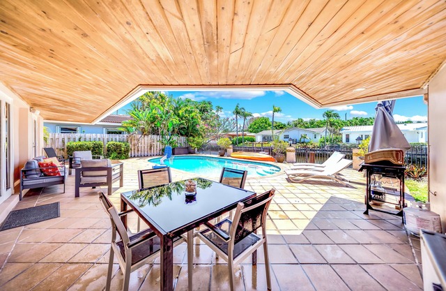 HEATED POOL! KAYAK+WATERFRONT+MOVIE ROOM & NEAR BEACH!