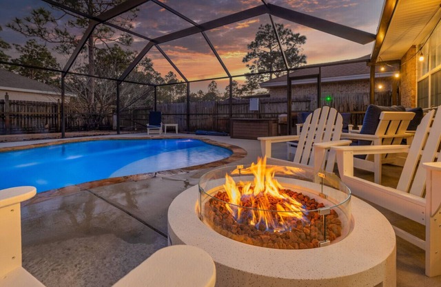 Heated Pool | Minutes to Navarre Beach | 2 Kings