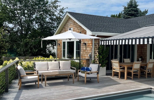 Heated pool on Goose Creek, private dock, massive yard walk to beach, wineries