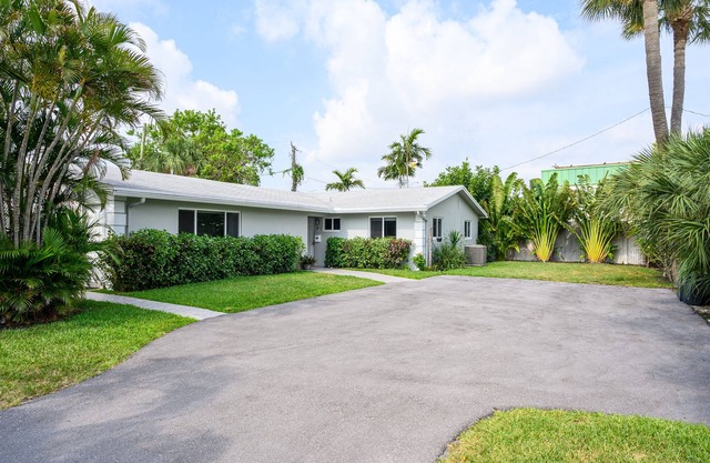 Heated Pool - Sleeps 12 - Close to Beach - King bed - Pet Friendly