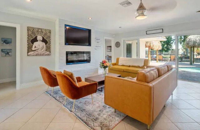 Heated Pool+Tiki+Canal! 10 Mins to beach, Sleeps 10