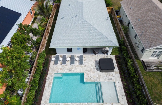Heated Salt Pool , 4BR Luxe Home , Jacuzzi , Self Check-In
