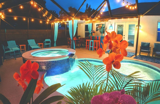 Heated Saltwater Pool & Hot Tub Tiki Bar Pet-Friendly Vero Beach Hideaway