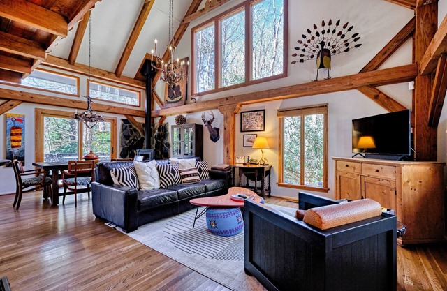 Heaven in the Hills - Cozy Mountain Getaway