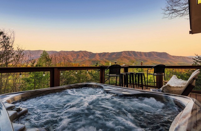 🌄Heaven’s Gate🌄Smoky Mtn Views/Pool/Game room/Hot tub/Fireplace