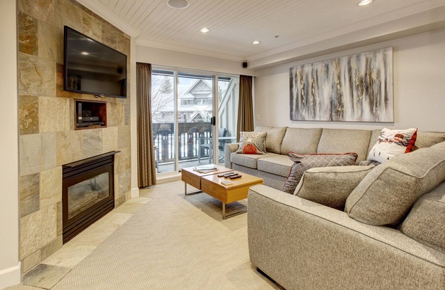 Heavenly 2BR/2BA. Private Hot-tub & Mountain View’s