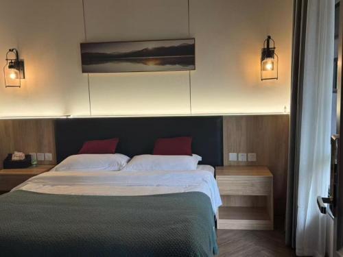 Heinemann Hotel Sunny King Room without Bathtub B308 with a jacuzzi and a local