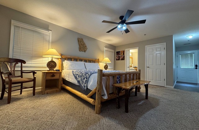 Helen Studio – King Bed, Roku TV, Private Deck