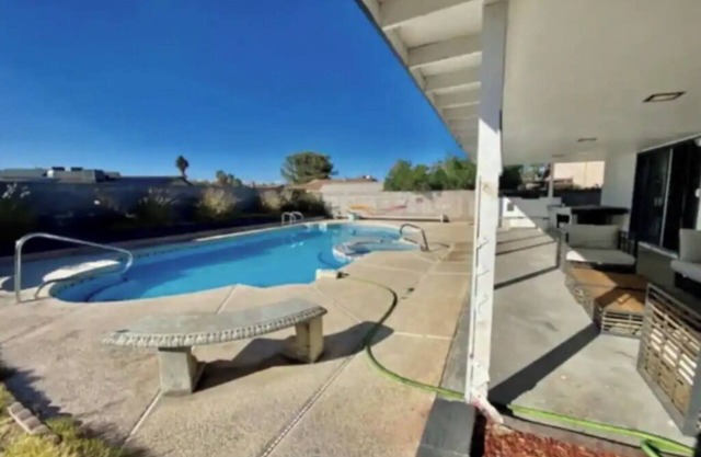 Henderson House 6beds,Pool,backyard,pet friendly, free parking