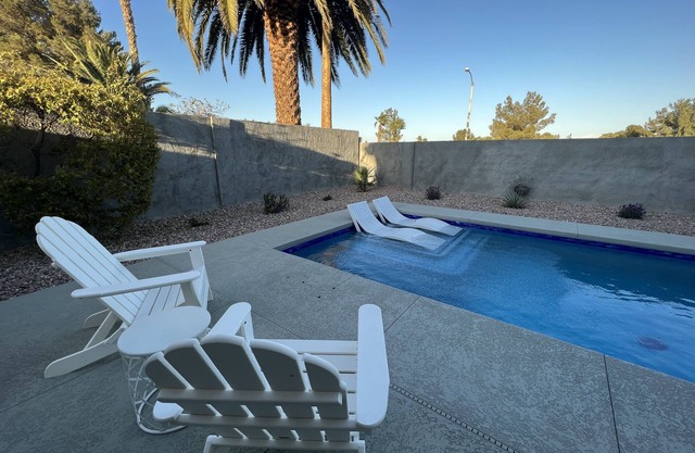Henderson/Vegas Luxury DREAM HOME w/Pool & Spa- close to LV Strip & Airport