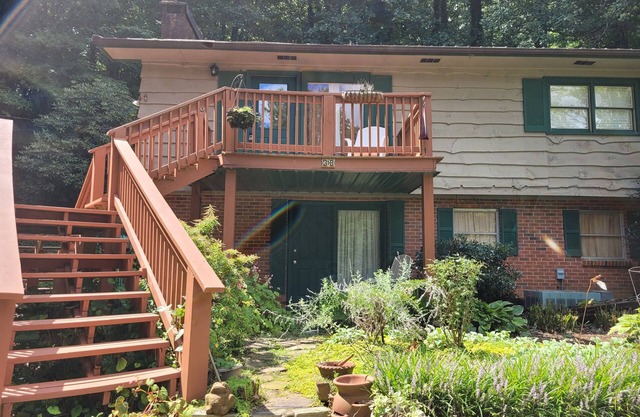 Henri's Place - Charming 1/1 near Downtown Clayton! Dog Friendly!