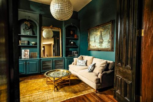 Henrie House I Luxury 4BR Downtown Historic Gem with Library & Patio