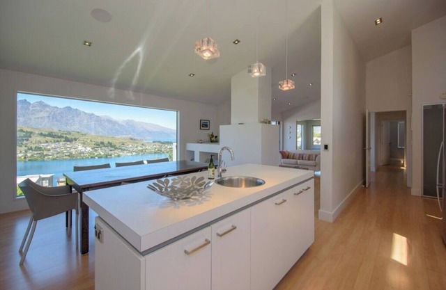 Hensman Heights Stunning Lake & Mountain Views - Close to town - guests love it