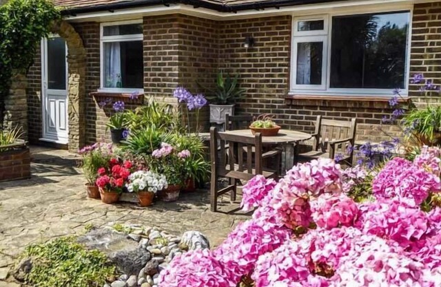 HERBRAND HOUSE, luxury holiday cottage, with a garden in Cooden Beach