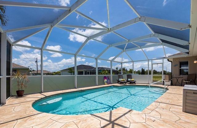 HERE COMES THE SUN! - great location with pool -Villa Fun in the Sun- Roelens Vacations