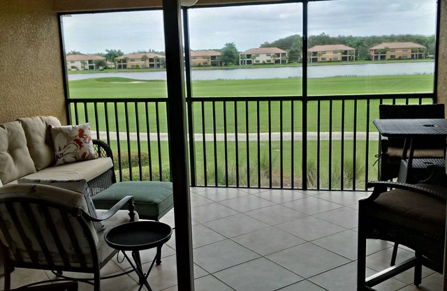 Heritage Bay 2nd Floor Condo.Condo's closest to Clubhouse/Tennis/Golf!