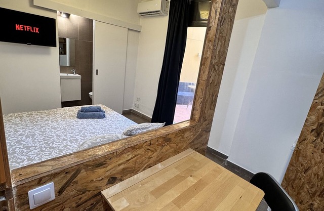 Hermosa Planta Baja Nueva con Patio y Baño Privado!