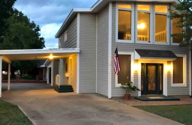 Heroes Boulevard House with room for up to ten