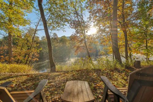Herons Rest - Riverfront, Fire Pit, All seasons Porch, Grill, Games, Fishing, Deck, Wifi, River view
