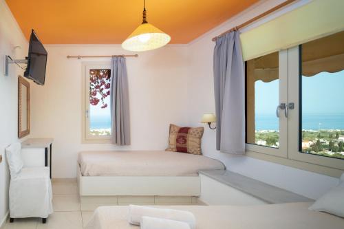 Hersonisos - Sleeps 15 - Parking - Pool - Garden