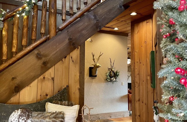 Hestia - Luxury Cabin w/Long Range Views, Billiards, Hot Tub, Five Fireplaces