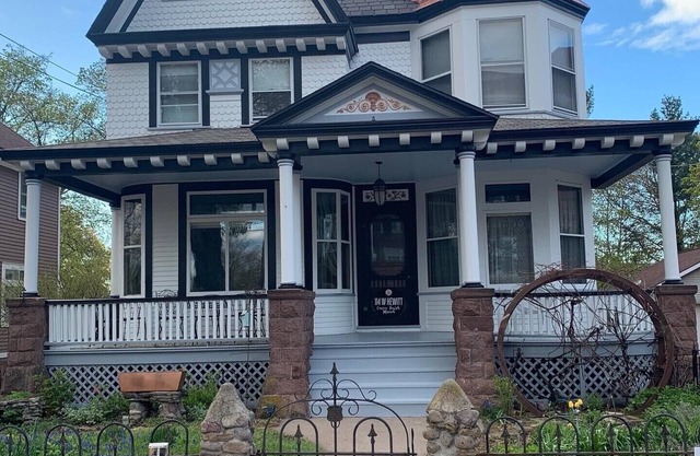 Hewitt Onion Tower Victorian charm in heart of Marquette- Cozy Fireplace