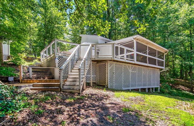 Hiawassee Chalet | Pet Friendly I Enclosed Patio/1m to Marina