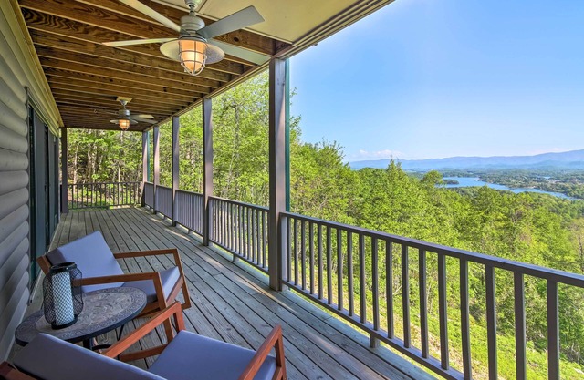 Hiawassee Getaway w/Deck, Mountain & Lake Views!