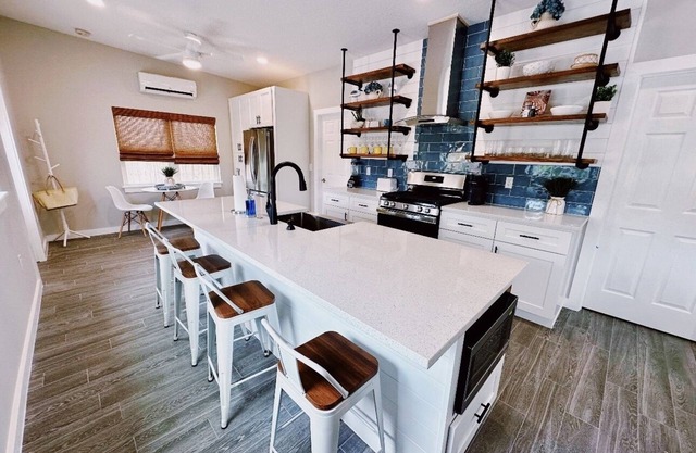Hidden Beach Bungalow - Walk to the beach, shops and great eats!