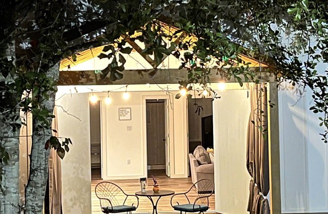 Hidden Bungalow 1 1/2 blocks from the beach